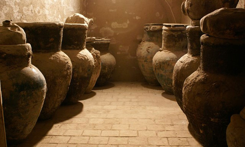  موزه عصارخانه اصفهان یا همان عصارخانه شاهی بنایی است به جا مانده از دوران صفوی در این موزه روغن انواع دانه های روغنی را برای استفاده در چراغ های روشنایی میدانها، مساجد و دربار استفاده می‌کردند